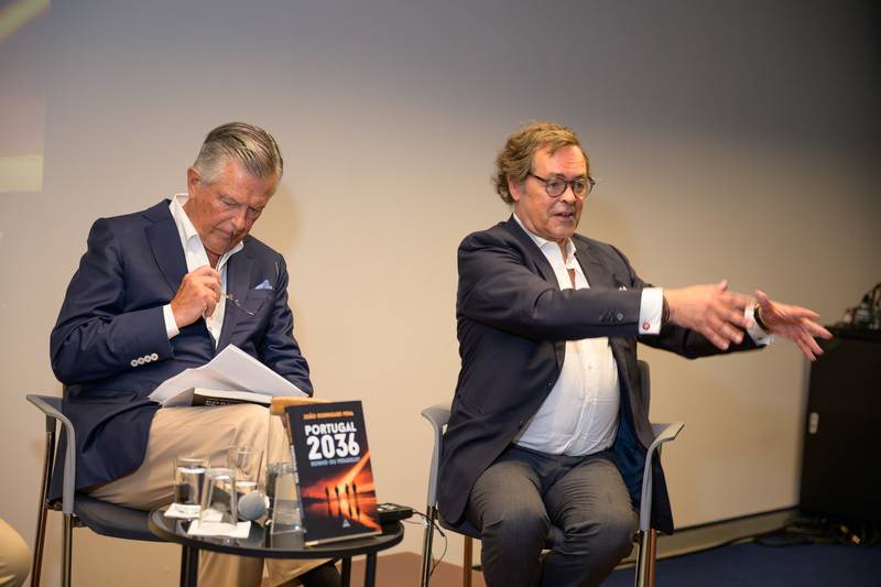 Conversa em palco com o livro Portugal 2036 em destaque